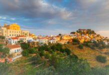 CHORA OU IOULIDA, CAPITALE DE KÉA Ioulida, l’île Kéa